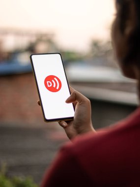 Assam, Hindistan - 15 Kasım 2020: Telefon ekranındaki logo.