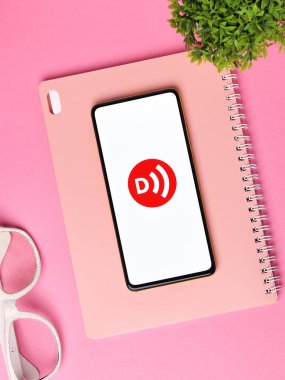 Assam, Hindistan - 15 Kasım 2020: Telefon ekranındaki logo.