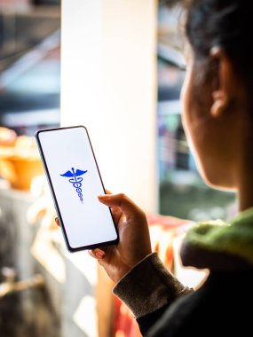 Assam, Hindistan - 20 Aralık 2020: Telefon ekranındaki doktor logosu.