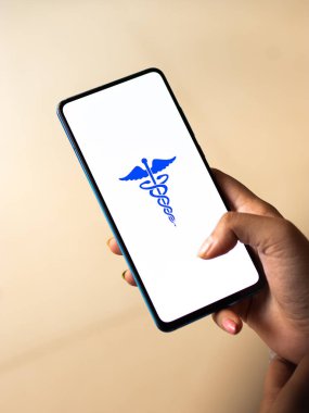 Assam, Hindistan - 20 Aralık 2020: Telefon ekranındaki doktor logosu.