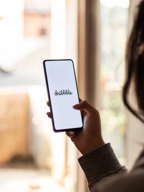 Assam, Hindistan - 15 Ocak 2020: Telefon ekranı görüntüsünde sürülebilir logo.