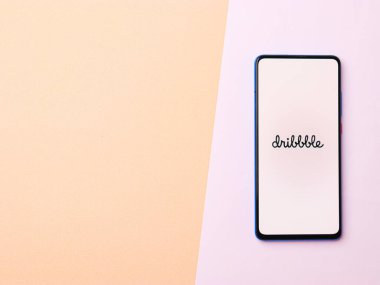 Assam, Hindistan - 15 Ocak 2020: Telefon ekranı görüntüsünde sürülebilir logo.