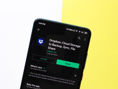 Assam, Hindistan - 10 Nisan 2021: Telefon ekranı görüntüsünde Dropbox logosu.