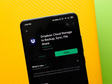 Assam, Hindistan - 10 Nisan 2021: Telefon ekranı görüntüsünde Dropbox logosu.