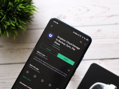 Assam, Hindistan - 10 Nisan 2021: Telefon ekranı görüntüsünde Dropbox logosu.