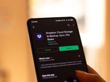Assam, Hindistan - 10 Nisan 2021: Telefon ekranı görüntüsünde Dropbox logosu.