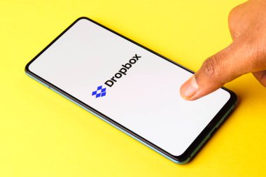 Assam, Hindistan - 10 Nisan 2021: Telefon ekranı görüntüsünde Dropbox logosu.