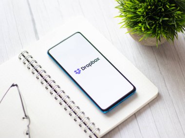 Assam, Hindistan - 10 Nisan 2021: Telefon ekranı görüntüsünde Dropbox logosu.