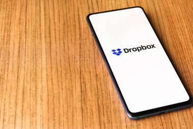 Assam, Hindistan - 10 Nisan 2021: Telefon ekranı görüntüsünde Dropbox logosu.