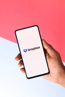 Assam, Hindistan - 10 Nisan 2021: Telefon ekranı görüntüsünde Dropbox logosu.