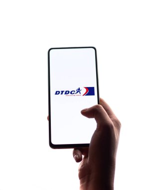 Assam, Hindistan - 15 Kasım 2020: DTDC logosu telefon ekranı görüntülerinde.