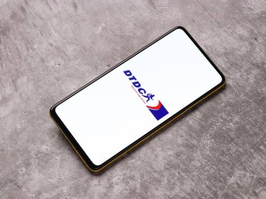 Assam, Hindistan - 15 Kasım 2020: DTDC logosu telefon ekranı görüntülerinde.