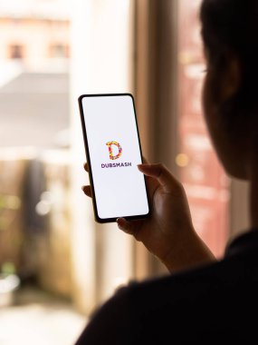 Assam, Hindistan - 12 Eylül 2020: Dubsmago telefon ekranı görüntüsü.