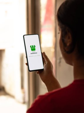 Assam, Hindistan - 10 Mart 2021: Telefon ekranında dijital Showroom logosu.