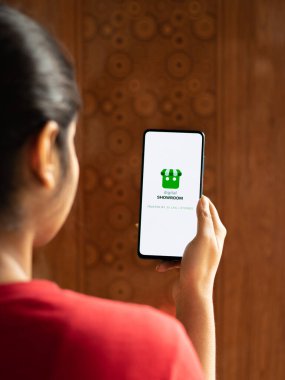 Assam, Hindistan - 10 Mart 2021: Telefon ekranında dijital Showroom logosu.
