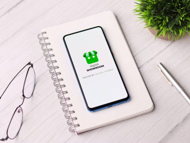 Assam, Hindistan - 10 Mart 2021: Telefon ekranında dijital Showroom logosu.