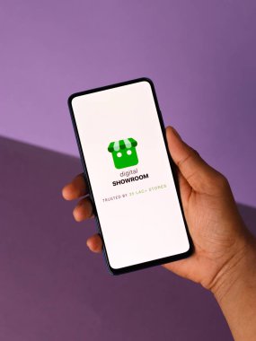 Assam, Hindistan - 10 Mart 2021: Telefon ekranında dijital Showroom logosu.