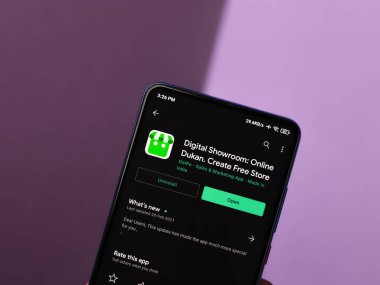 Assam, Hindistan - 10 Mart 2021: Telefon ekranında dijital Showroom logosu.