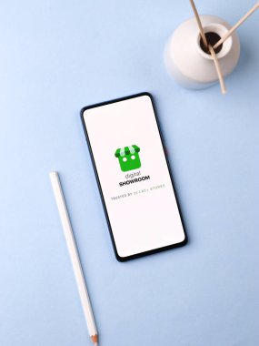 Assam, Hindistan - 10 Mart 2021: Telefon ekranında dijital Showroom logosu.