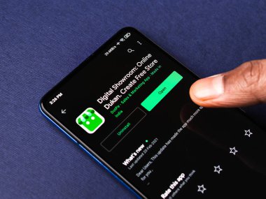 Assam, Hindistan - 10 Mart 2021: Telefon ekranında dijital Showroom logosu.