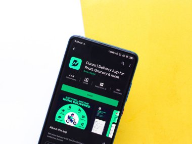 Batı Bangal, Hindistan - 21 Ağustos 2021: Telefon ekranında Dunzo logosu.