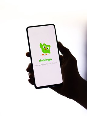 Assam, Hindistan - 6 Eylül 2020: Duolingo telefon ekranı görüntüsü.