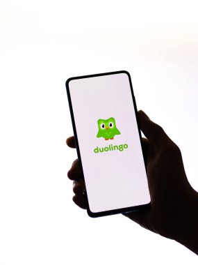 Assam, Hindistan - 6 Eylül 2020: Duolingo telefon ekranı görüntüsü.