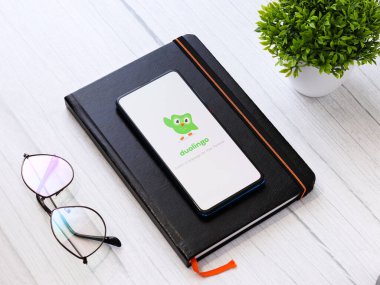 Assam, Hindistan - 6 Eylül 2020: Duolingo telefon ekranı görüntüsü.