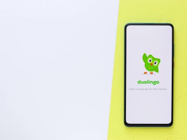Assam, Hindistan - 6 Eylül 2020: Duolingo telefon ekranı görüntüsü.