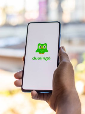Assam, Hindistan - 6 Eylül 2020: Duolingo telefon ekranı görüntüsü.