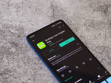 Assam, Hindistan - 6 Eylül 2020: Duolingo telefon ekranı görüntüsü.
