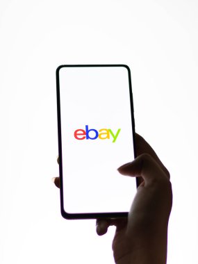Assam, Hindistan - 12 Eylül 2020: Telefon ekranında Ebay logosu.