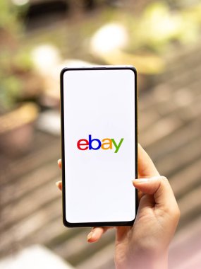 Assam, Hindistan - 12 Eylül 2020: Telefon ekranında Ebay logosu.