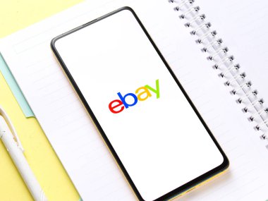 Assam, Hindistan - 12 Eylül 2020: Telefon ekranında Ebay logosu.