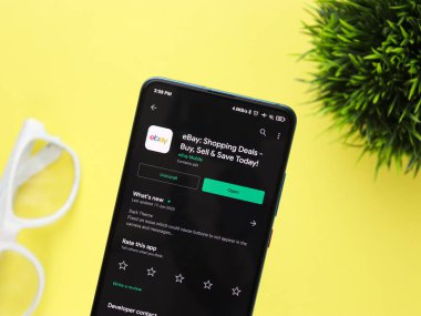 Assam, Hindistan - 12 Eylül 2020: Telefon ekranında Ebay logosu.