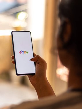 Assam, Hindistan - 12 Eylül 2020: Telefon ekranında Ebay logosu.