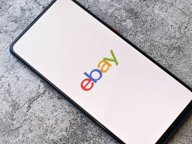 Assam, Hindistan - 12 Eylül 2020: Telefon ekranında Ebay logosu.