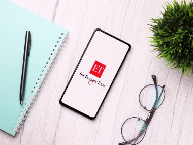 Assam, Hindistan - 29 Kasım 2020: Telefon ekranında The Economic Times logosu.