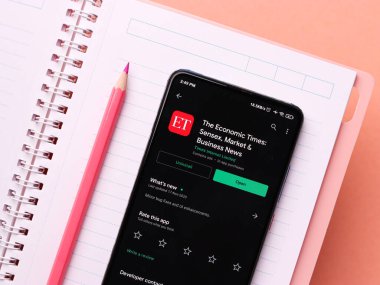 Assam, Hindistan - 29 Kasım 2020: Telefon ekranında The Economic Times logosu.