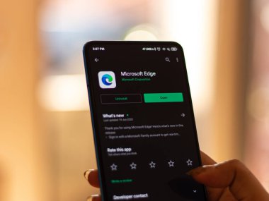 Batı Bangal, Hindistan - 11 Kasım 2021: Microsoft Edge logosu telefon ekranı görüntüsü.