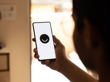 Assam, Hindistan - 10 Nisan 2021: Telefon ekranındaki logo.