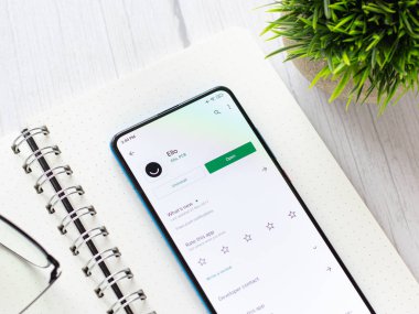 Assam, Hindistan - 10 Nisan 2021: Telefon ekranındaki logo.