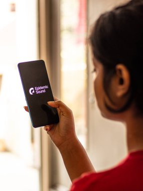 Assam, Hindistan - 19 Nisan 2021: Telefon ekranında Salgın Ses logosu.