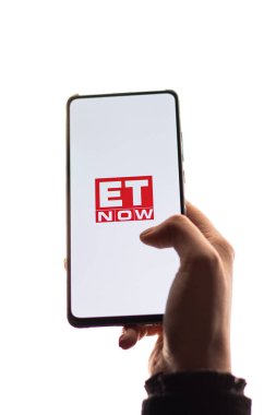 Assam, Hindistan - 29 Kasım 2020: Ve şimdi telefon ekranı görüntüsü logosu.