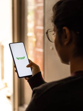 Assam, Hindistan - 19 Şubat 2021: eToro logosu telefon ekranı görüntüsü.