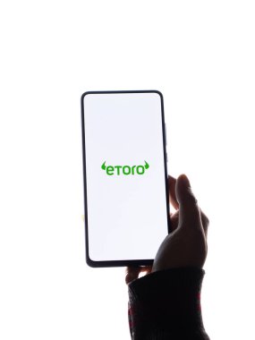 Assam, Hindistan - 19 Şubat 2021: eToro logosu telefon ekranı görüntüsü.