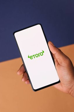 Assam, Hindistan - 19 Şubat 2021: eToro logosu telefon ekranı görüntüsü.