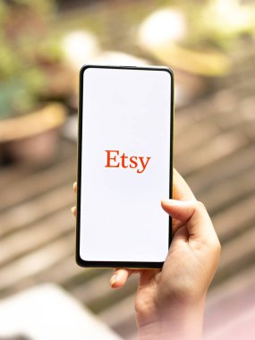 Assam, Hindistan - 18 Eylül 2020: Telefon ekranı görüntüsünde Etsy logosu.