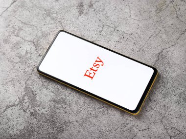 Assam, Hindistan - 18 Eylül 2020: Telefon ekranı görüntüsünde Etsy logosu.