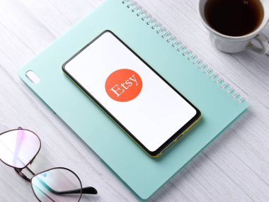 Assam, Hindistan - 18 Eylül 2020: Telefon ekranı görüntüsünde Etsy logosu.